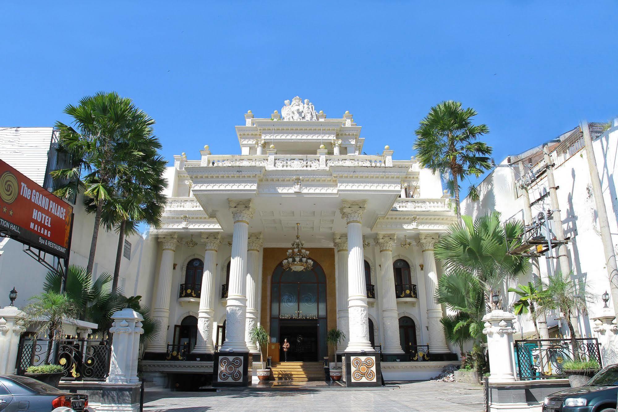 The Grand Palace Hotel Malang Extérieur photo
