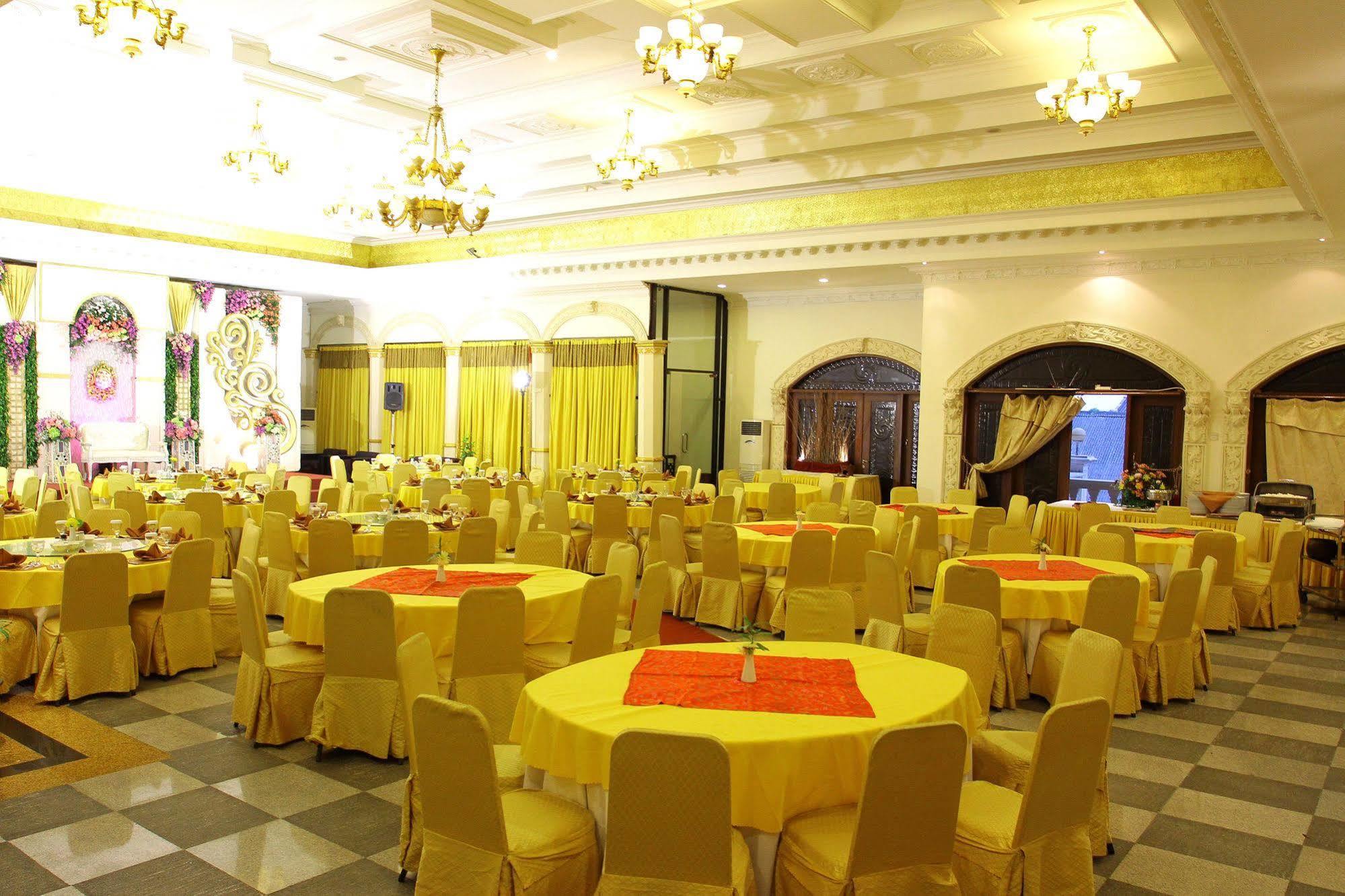 The Grand Palace Hotel Malang Extérieur photo